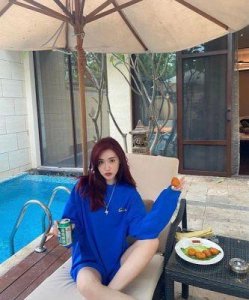 腾讯NBA女主播美娜:揭晓球衣事件与秦奋恋情真相