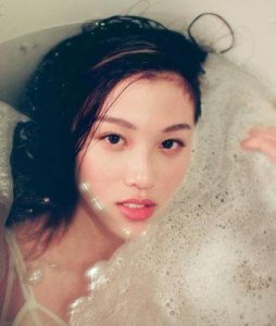 游鸿明25岁女儿恋上富三代,晒健身照展现健美身材,男方热衷音乐担任DJ