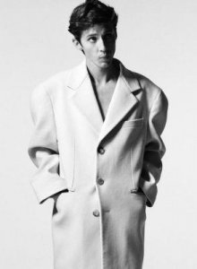 ​特洛耶·希文：勇敢出柜与男友甜蜜恋情曝光