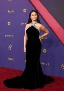 精彩艾美红毯:吉莲“保温袋”引注目,艾莎蓝裙仙气十足,赛琳娜鱼尾裙曲线迷