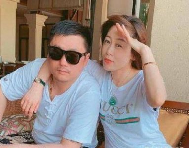 宋晓峰与妻子杨晓茹的合影曝光,女儿颜值超高,遗传父母优良基因