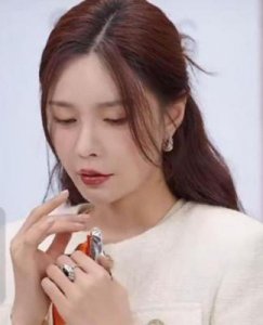 叶珂谈及已故小狗时大笑,引发网友愤怒,评论区瞬间热闹非凡