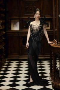 杨紫在巴黎闪耀:黑白条纹套裙展现温柔贵气,坚持专注作品不考虑参加综艺节目