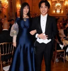 2023巴黎名媛舞会:张艺谋携家人闪耀红毯,成名之路展辉煌