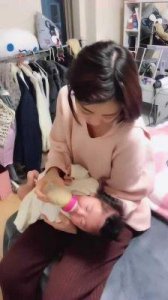 母爱升级版!一边下奶一吃敷视频,网友直呼:也太享受了吧!