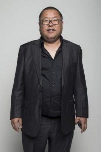 ​高群书怒斥《闪耀的警徽》剧组解约，编剧力挺引发争议