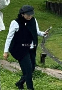 ​朱玲玲庆祝66岁生日照曝光，身穿白色薄纱上衣气质佳，未见霍启刚夫妇身影