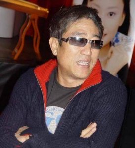 ​亚洲飞人柯受良，娱乐圈中的大哥，活出无数男性羡慕的模样