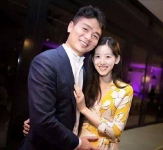 ​刘畊宏亮相的肖战妻子，财力雄厚心地善良，关爱贫困主播，救助流浪动物