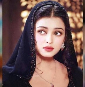 ​她曾是全国男性的梦中情人，但因拍吻戏被指责为“荡妇”