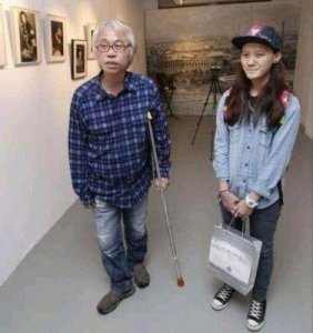 ​24岁林靖恩现状：64岁丈夫李坤城开始拄拐杖，曾拥有过的纯真已不再