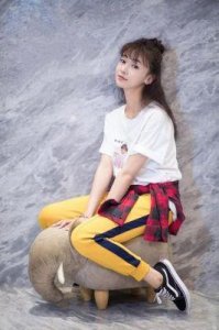 ​吴谨言宣布结婚，腹部隆起引发猜测，近半个月来所有照片均显示“孕相”