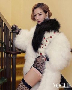 ​郑秀文52岁依旧风采依旧，商演服装引发讨论