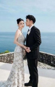 ​曾志伟颁奖典礼引争议：与海清亲密举动被指冒犯