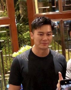 ​张馨予何捷甜蜜回归：六年婚姻见证爱情的升华