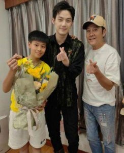 ​蔡轩正：作为星二代，他轻松搭档蔡国庆在小学阶段便登上春晚舞台