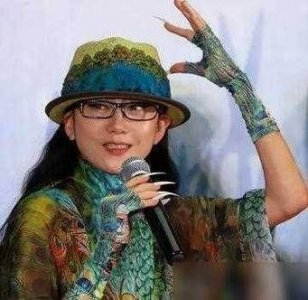 ​杨丽萍仙气消逝，修剪指甲且常饮花瓣水，今65岁需借助拐杖出行！