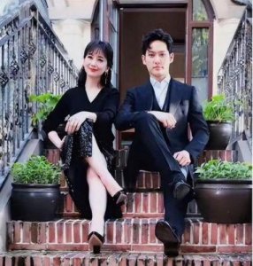 ​赵雅芝三个儿子年龄分别为4542和35，谈及儿子们她感到非常骄傲