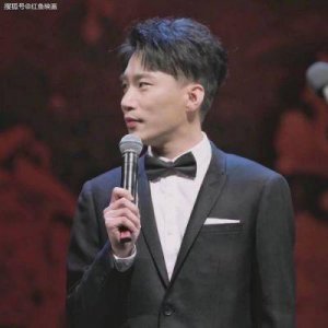 ​何九华家庭背景揭秘：富二代身份显赫的神秘人物