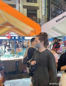 郭碧婷定居杭州?带3保姆出行,穿普通衣服似大妈