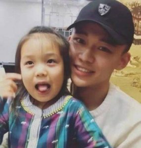 刘奕君驾豪车抵温哥华,疑陪家人,妻子美貌不逊明星