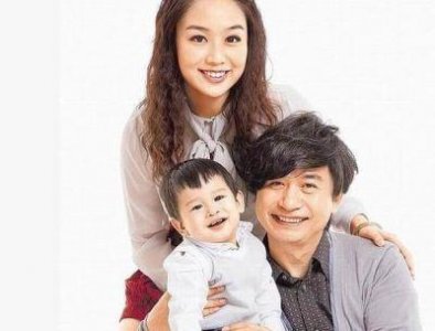 54岁黄舒骏喜得千金,与相差24岁的妻子共度甜蜜时光,因工作原因错过女儿满月