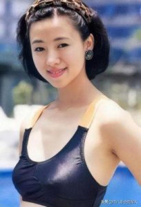 54岁邱淑贞罕见露面,穿低胸装美艳胜似女儿,名表揭示豪门气质