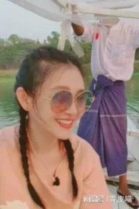 66岁张兰又整活!模仿大S扎麻花辫穿百褶裙,网友:辣眼睛