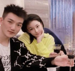 张馨予何捷罕见同框!素颜出镜颜值能打,疑为三岁女儿庆生饮红酒