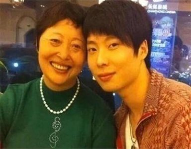 李成儒:2岁丧父,37岁身价上亿,家住故宫旁,妻儿却住18平米小屋28年