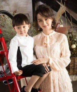 李玲玉公开母子合照,儿子身高破两米,离异后59岁依旧独身