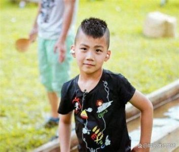 《爸爸去哪儿》中的轩轩,如今9岁,长相愈发憨厚,6岁的弟弟展现高级气质