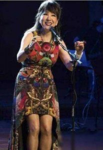 她曾是外籍艺人,曾多次亮相春晚走红,曾因嫁洋人而备受争议