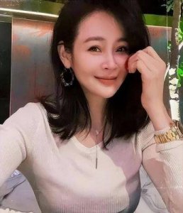 于明加分享三世同堂合影,丈夫贴心陪伴,40岁的她依旧青春美丽动人