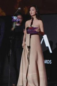 28岁周冬雨恋情曝光,与富二代校友共度电影之夜酒吧游,同回酒店过夜