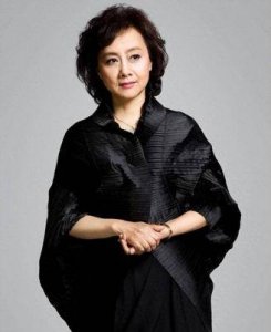 著名演员黄梅莹:半生坎坷,与丈夫携手共度38载,儿子是她无尽的骄傲