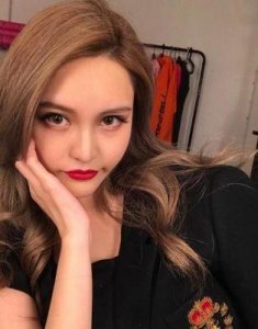 周扬青的真实姓名是什么?她的家庭背景如何?家族是否富有?父亲的职业是什么