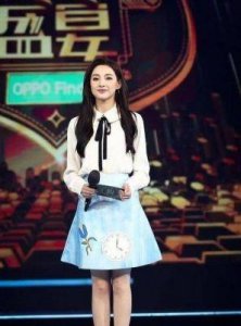 90后电视美女主持,走秀泳裤意外掉落,大胆回应:“谁爱看谁看”