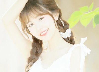 孩子去找父亲碰到后妈,担心她不高兴,背对着她希望她认不出来