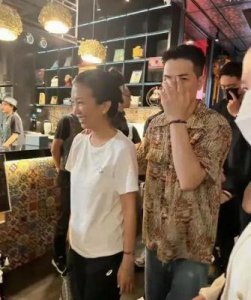 萧敬腾婚礼星光熠熠,妻子鸽子蛋钻戒引人注目,陈乔恩回应孩子问题略显无奈