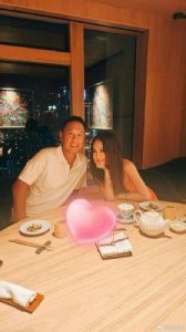 温碧霞为丈夫何祖光庆生,何祖光笑容满面,结婚24年仍如热恋般甜蜜!