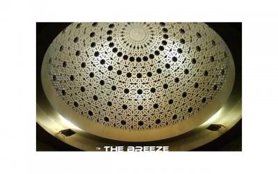 ​400斤新娘被搀扶着进行典礼，伴娘全是重量级人物，宾客笑容怪异