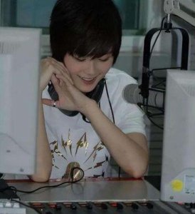 ​李宇春是否已经结婚？网络传闻称她与丈夫年龄差距显著