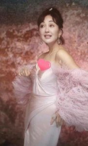 47岁牛莉丈夫罕露面,背后背景引人关注,结婚24年保密原因曝光