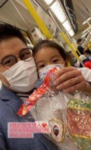 ​郭晶晶夫妻俩带娃参观展览，霍震霆逛地摊市场，衣着朴素无保镖陪同