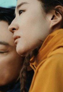 刘亦菲被问:如何应对拍吻戏时的生理反应?女明星的坦诚回答让人心跳加速