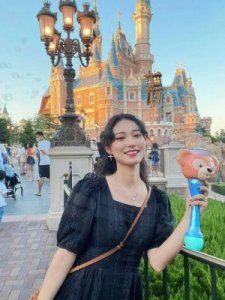 潘玮柏女儿首度亮相!夫妻俩带女儿赴迪士尼,快四岁的小公主萌态可掬