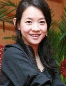 曾志伟的长女,选择不婚不育,如今47岁,皱纹明显增多,越来越像她的父亲