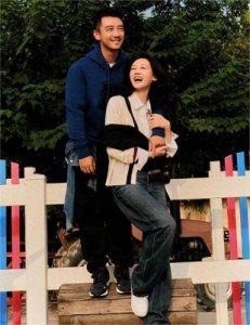 郑恺苗苗甜蜜同框,疑同居?网友热议:两人的恋情是否属实?一起来看!