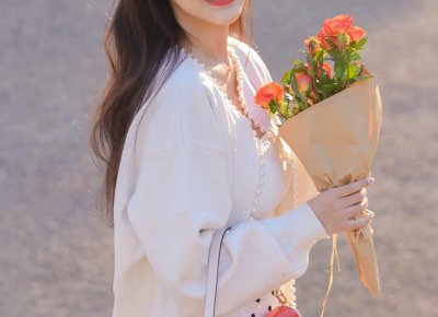 ​很多男的都争抢一个女生